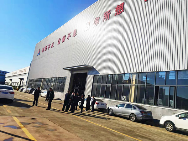 三梁四柱液壓機廠家現(xiàn)場